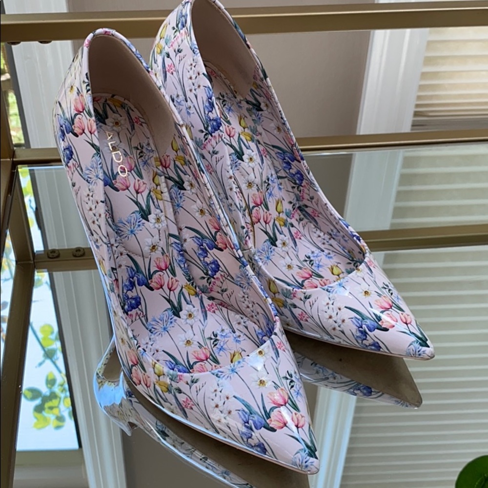 Floral print pumps